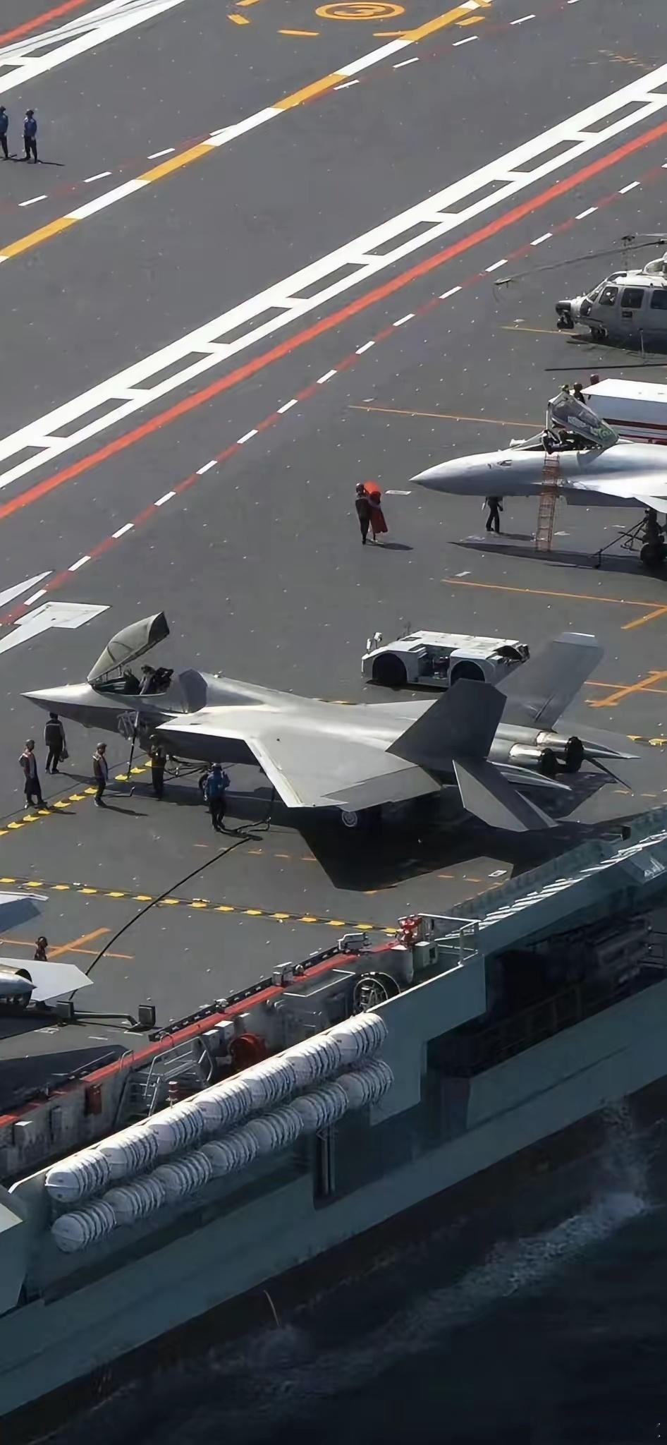 中国海军福建号航母出新图了，来找找图中的亮点是什么？