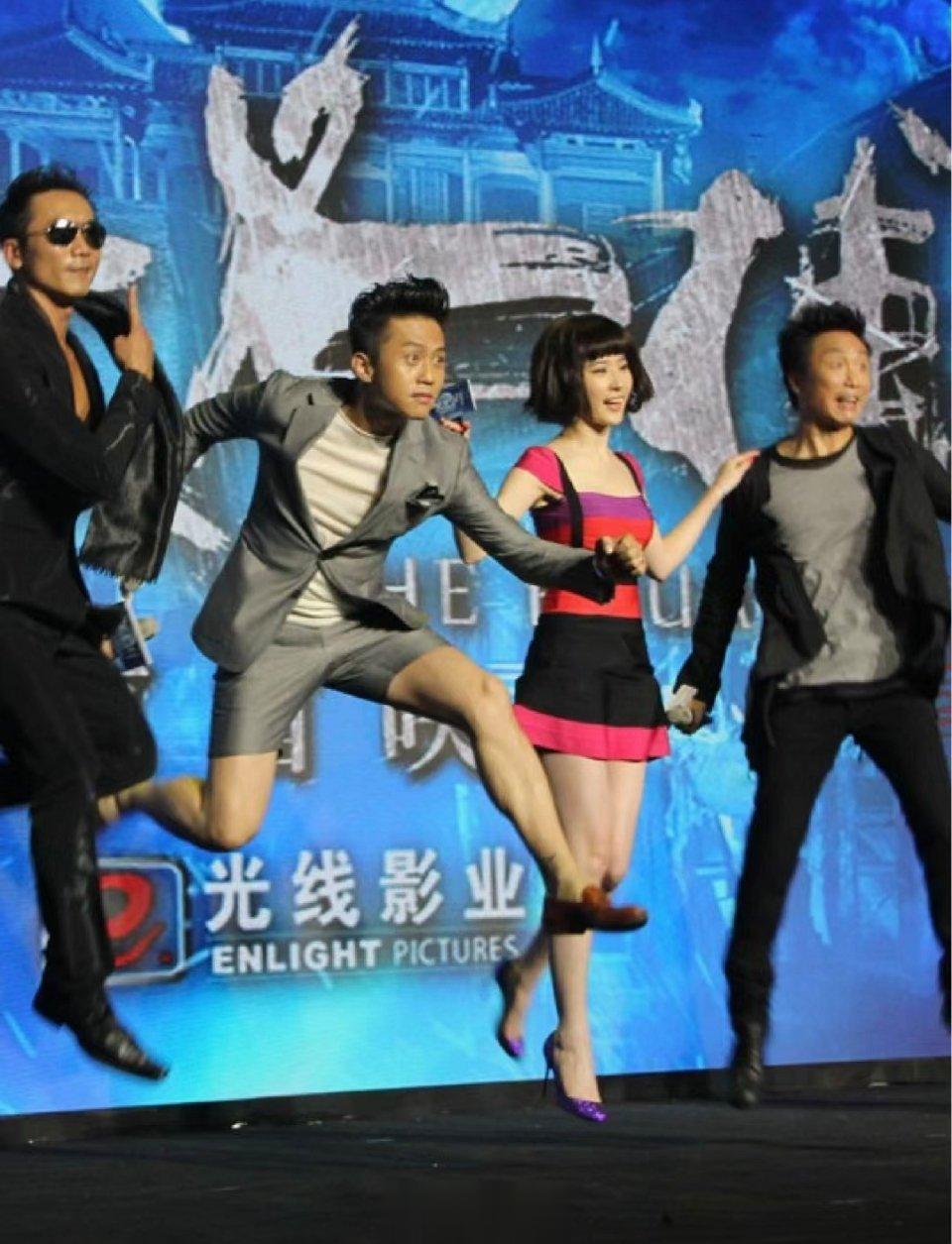 刘亦菲这个发型不是重点，邓超是会抢镜头的。