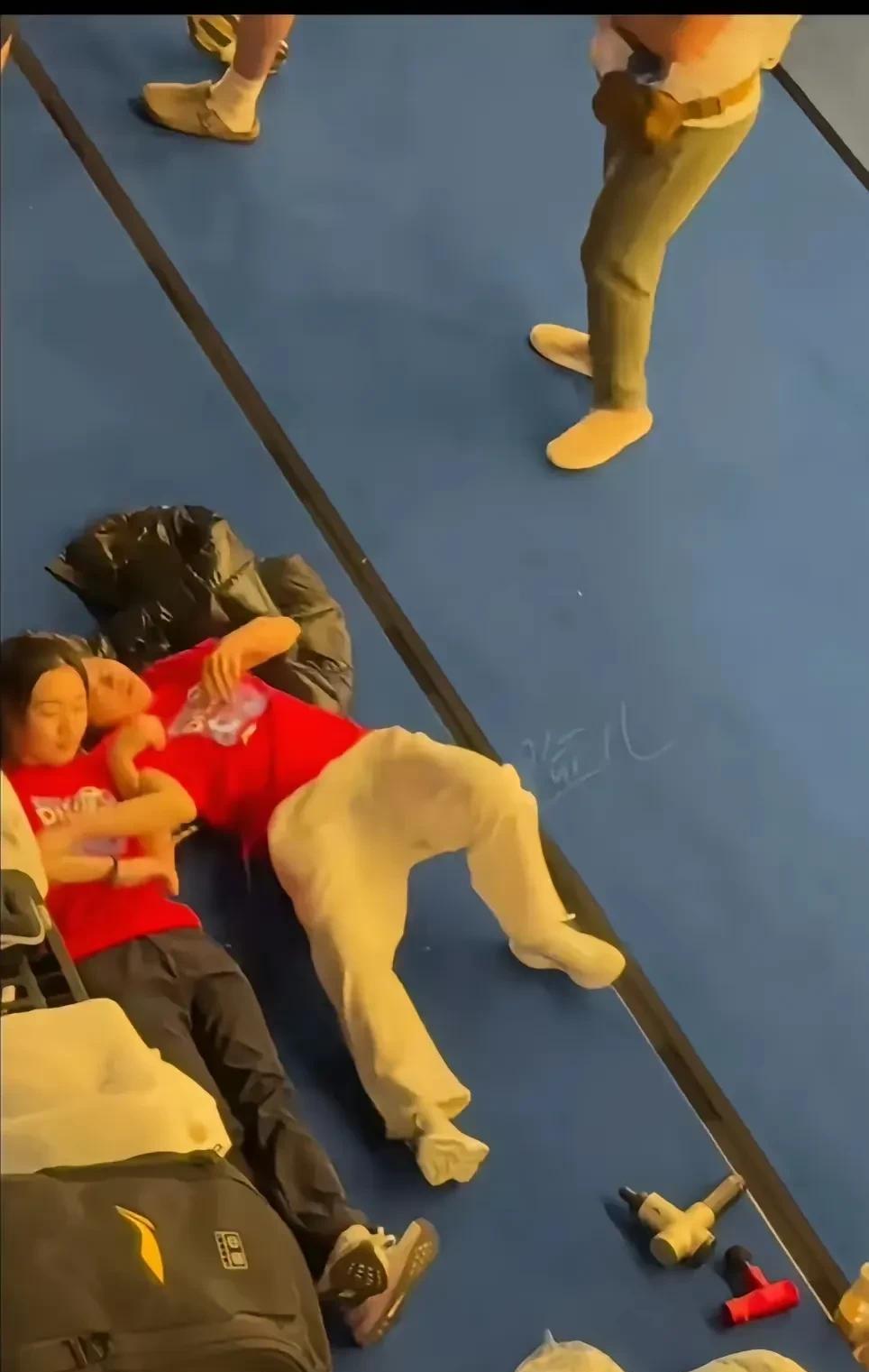 全红婵一个人参赛，累了困了躺地上就睡，没有任何偶像包袱，也没有保障团队，