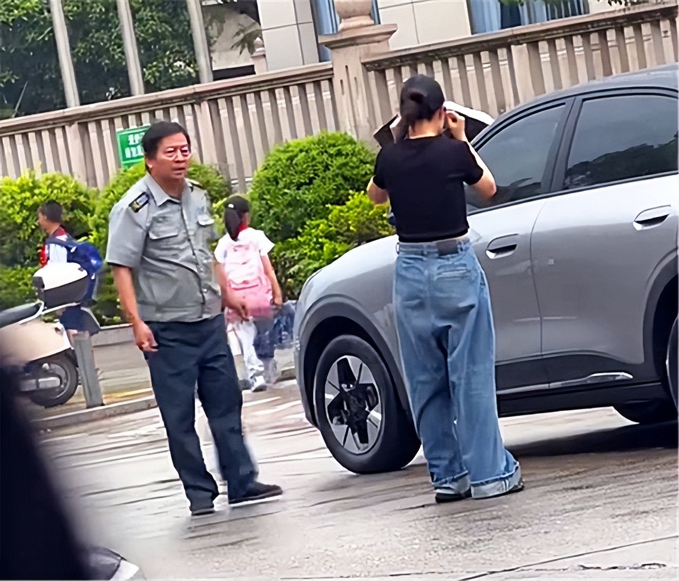 完整监控看完，真的越看越感慨。本来就是校门口停车这点小事，结果一步步闹到两败俱伤