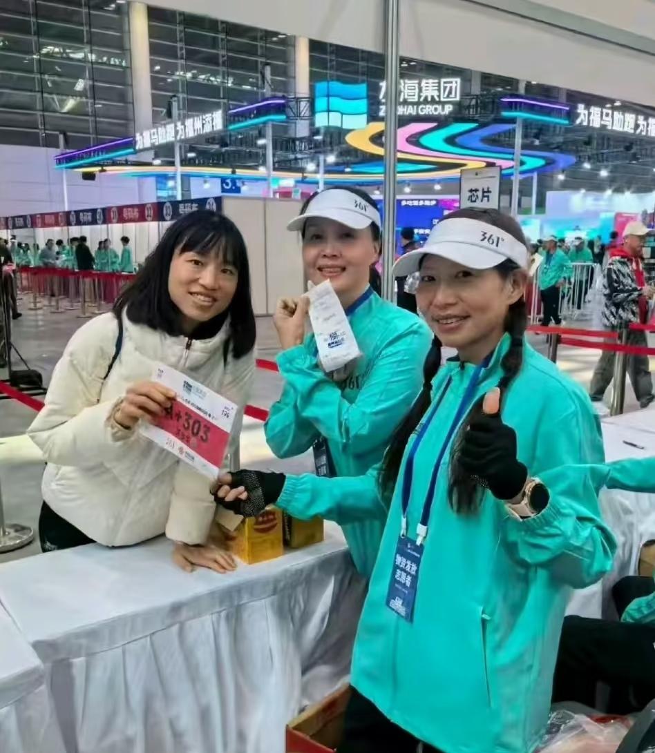 “最快女护士”张水华出现在福州马拉松赛场，能否参加还成疑。之前有报道称，张水