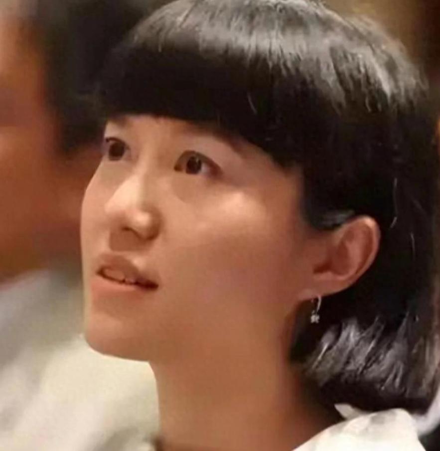 翁帆妈妈今年76岁，从女儿28岁结婚到现在，她很少出现在公众面前，却每次出现都因