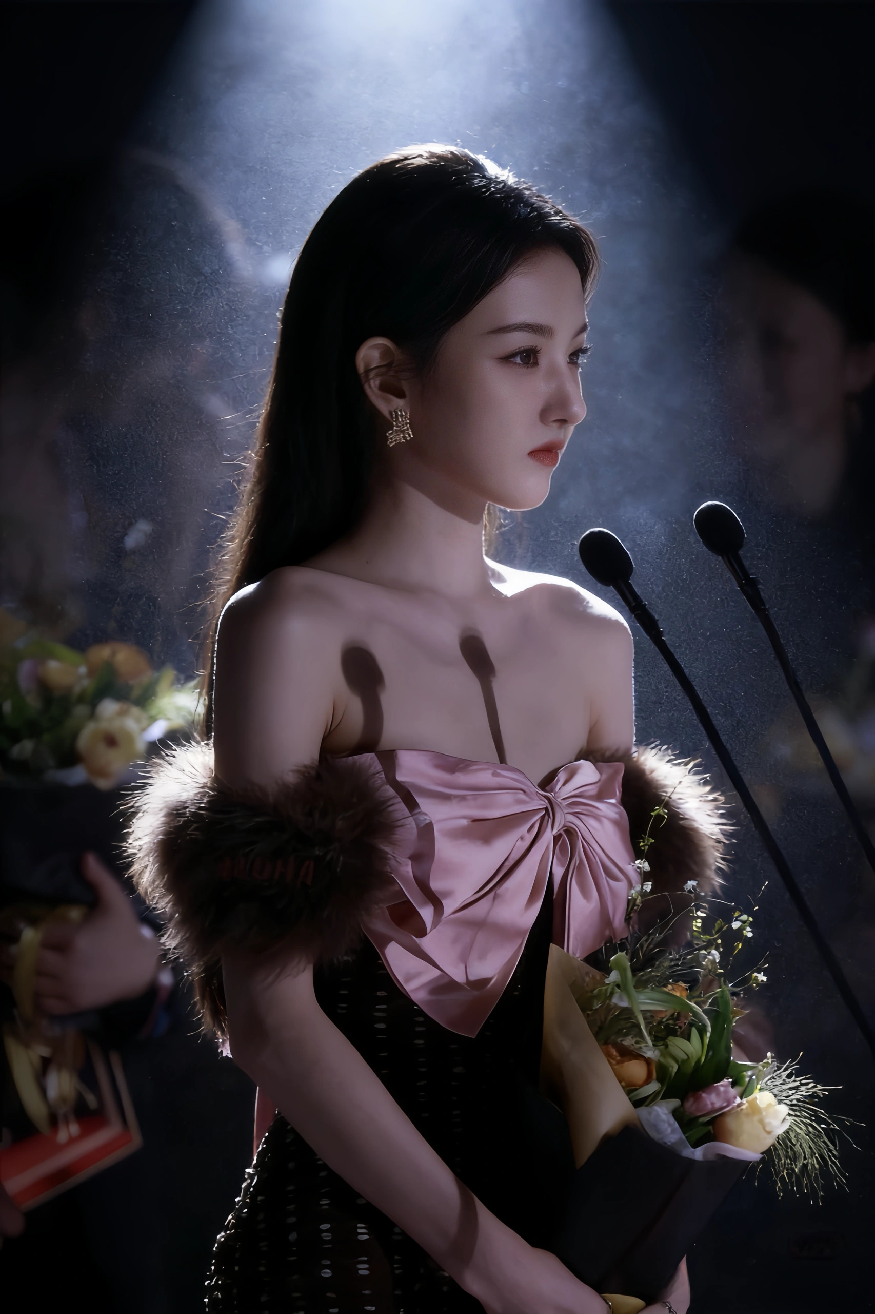 宋祖儿低胸蝴蝶结裙，五官很精致