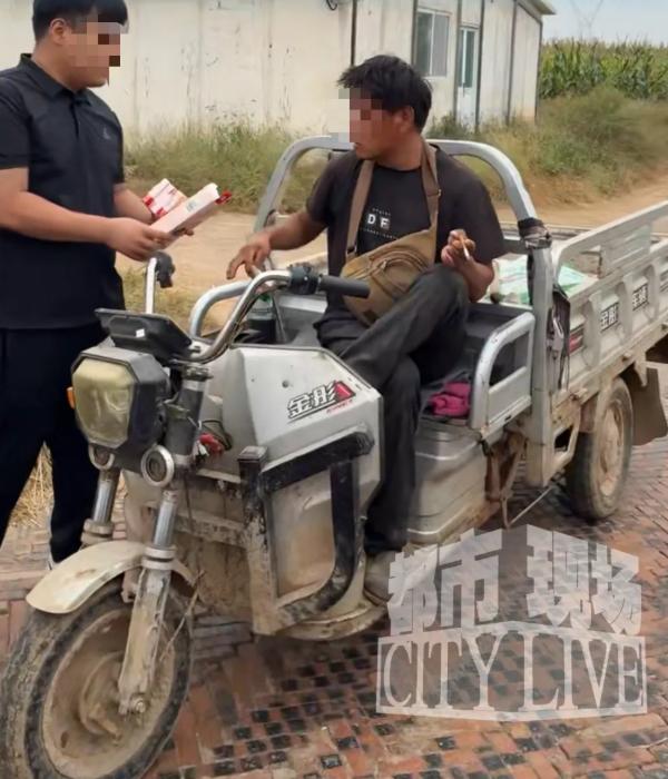 真不要脸啊！河北沧州接亲现场，男子直接骑三轮车横在路中间把婚车队死死堵住。迎亲的
