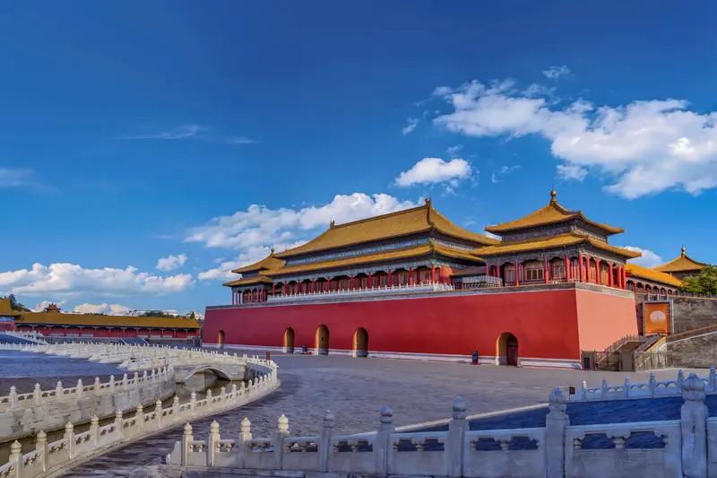 北京的秋天，真是短暂又绝美。老舍说北平之秋是人间天堂，一点不假。秋风起，故宫外红