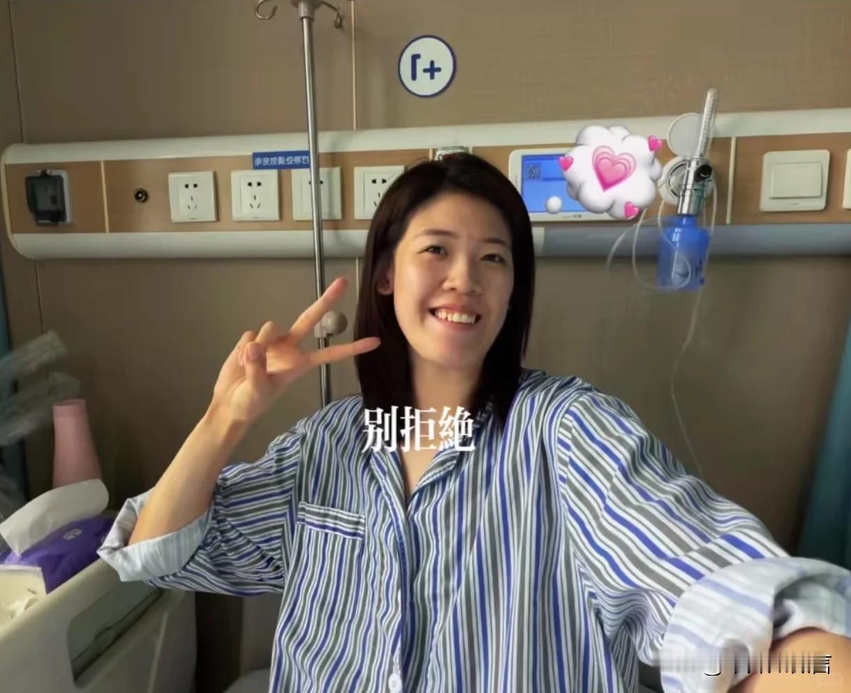 女排终于等来好消息！李盈莹心脏手术后40天再度公开露面，但真正值得高兴的不是“1