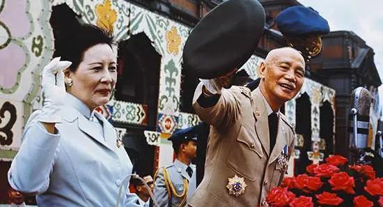 1948年底开始，蒋介石下令将“央行“存金约400万两。运台湾（260万