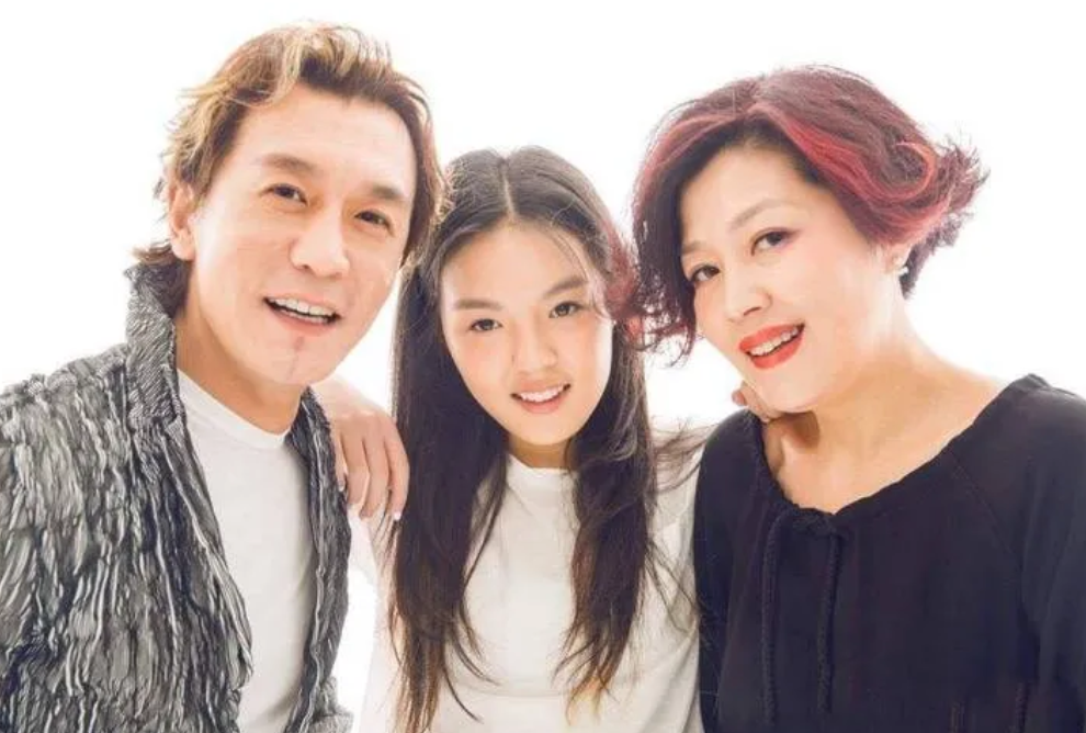 李咏女儿公开恋情！23岁法图麦晒甜蜜合影，男友家境不俗长相帅气