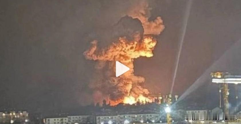 11月14日夜，俄罗斯黑海舰队核心基地，最大的港口“新罗西斯克”港红红火火，热热