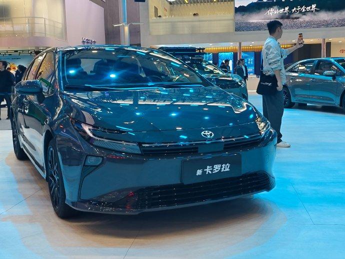 全新卡罗拉实车还挺好看的远看和效果图其实并不能体现出这台车的设计，实车来看的话