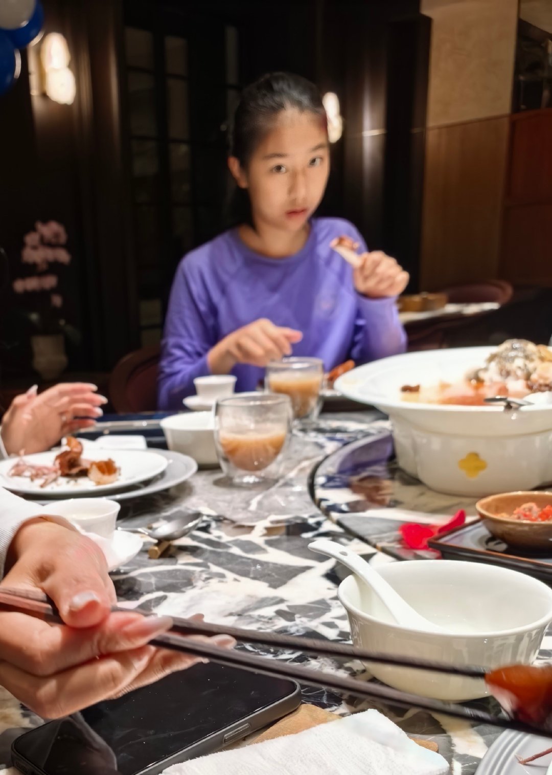 冒着危险偷拍老大。她现在一看到镜头就尖叫躲开。[笑着哭]​