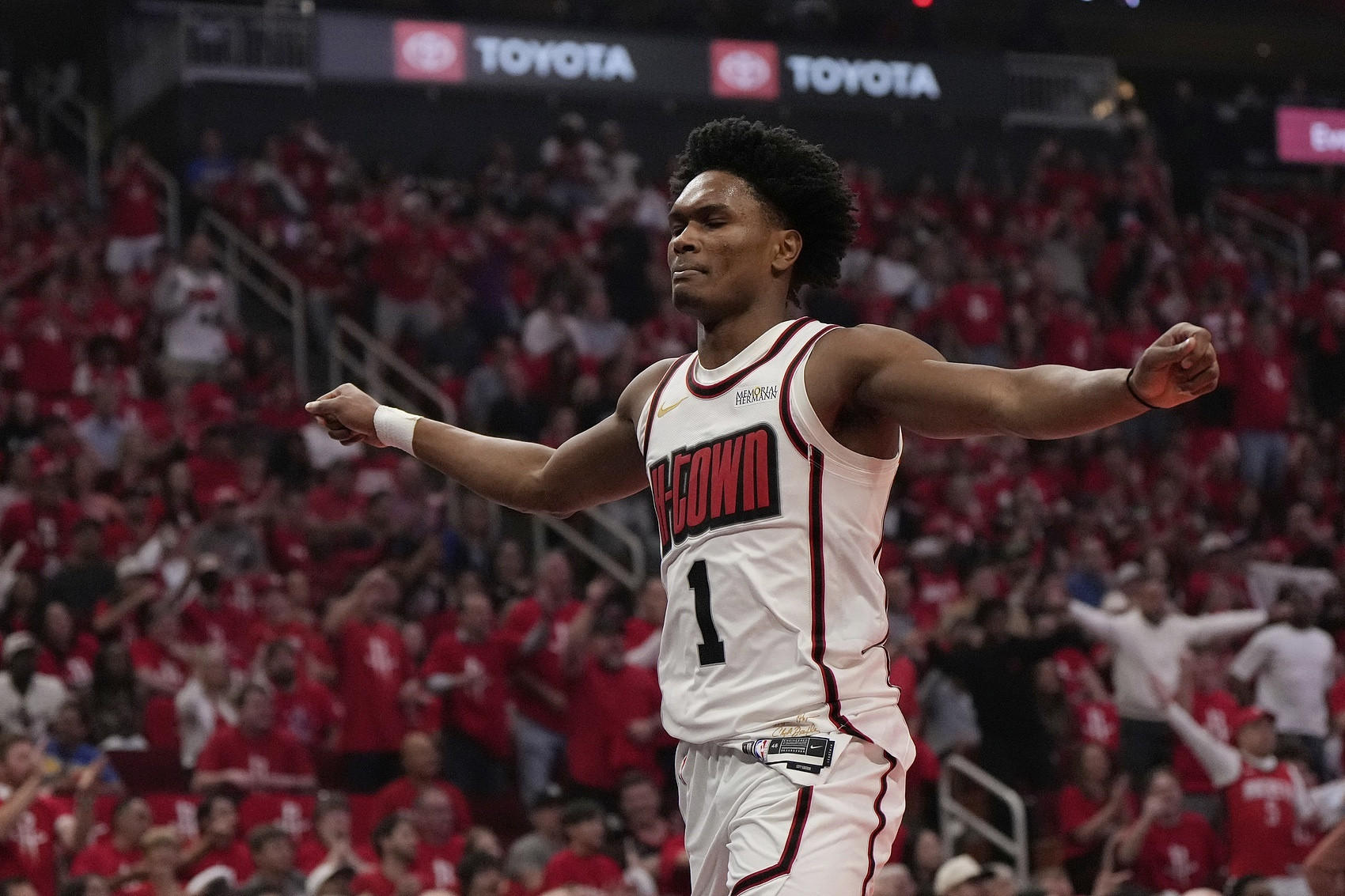 独行侠今日与火箭交手，赛前基德接受媒体采访时，谈到了阿门-汤普森。“阿门现在打出