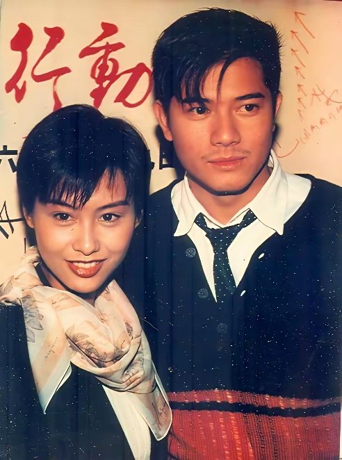 郭富城见过的美女太多了，估计方媛在他眼中也就姿色平平，毕竟那些绝世美女提高了他的审美标准。​