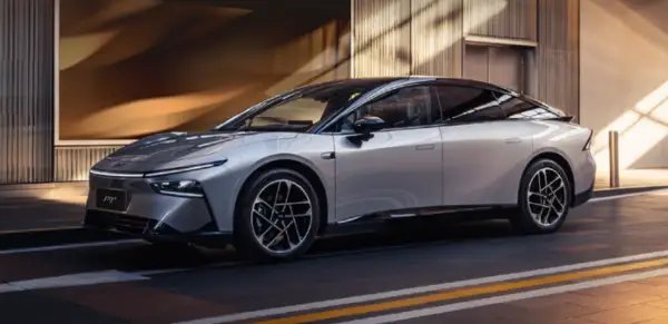 【小鹏P7+上市一周年交付近8.8万台何小鹏发文表示感谢】小鹏汽车董事长何小鹏