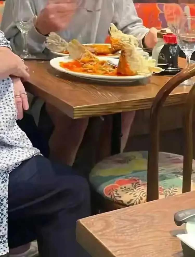 外国人吃中餐，吃鱼一人一盘！