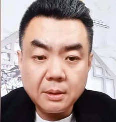 网友问张伯鑫同辈谁的相声说得好？”让哥哥想了一下，回答道：“我这一辈儿啊，狗