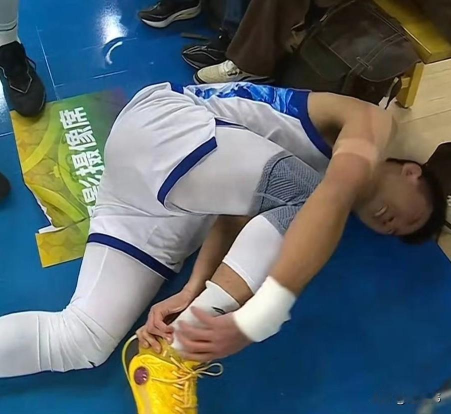 早日康复！塔克谈孙铭徽受伤：“很糟糕。”“这是我们都不希望看到的。”