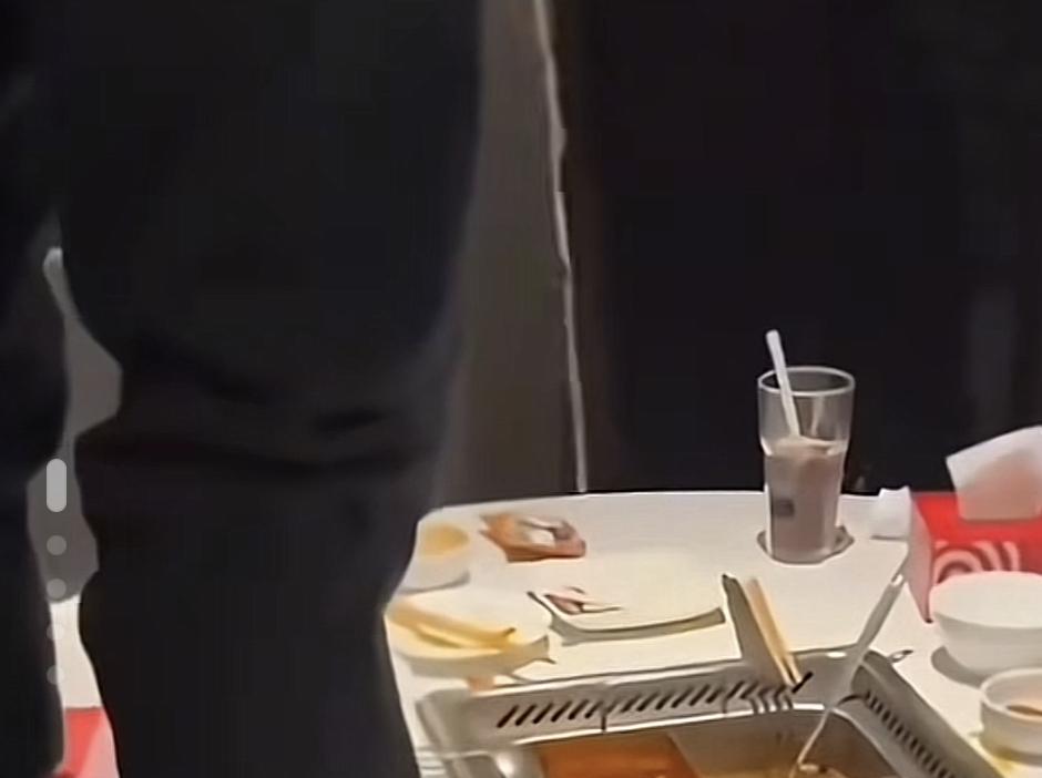 我至今搞不懂的是，策划往海底捞餐具上撒尿的俩小伙，他们这样做到底是为了啥？虽然