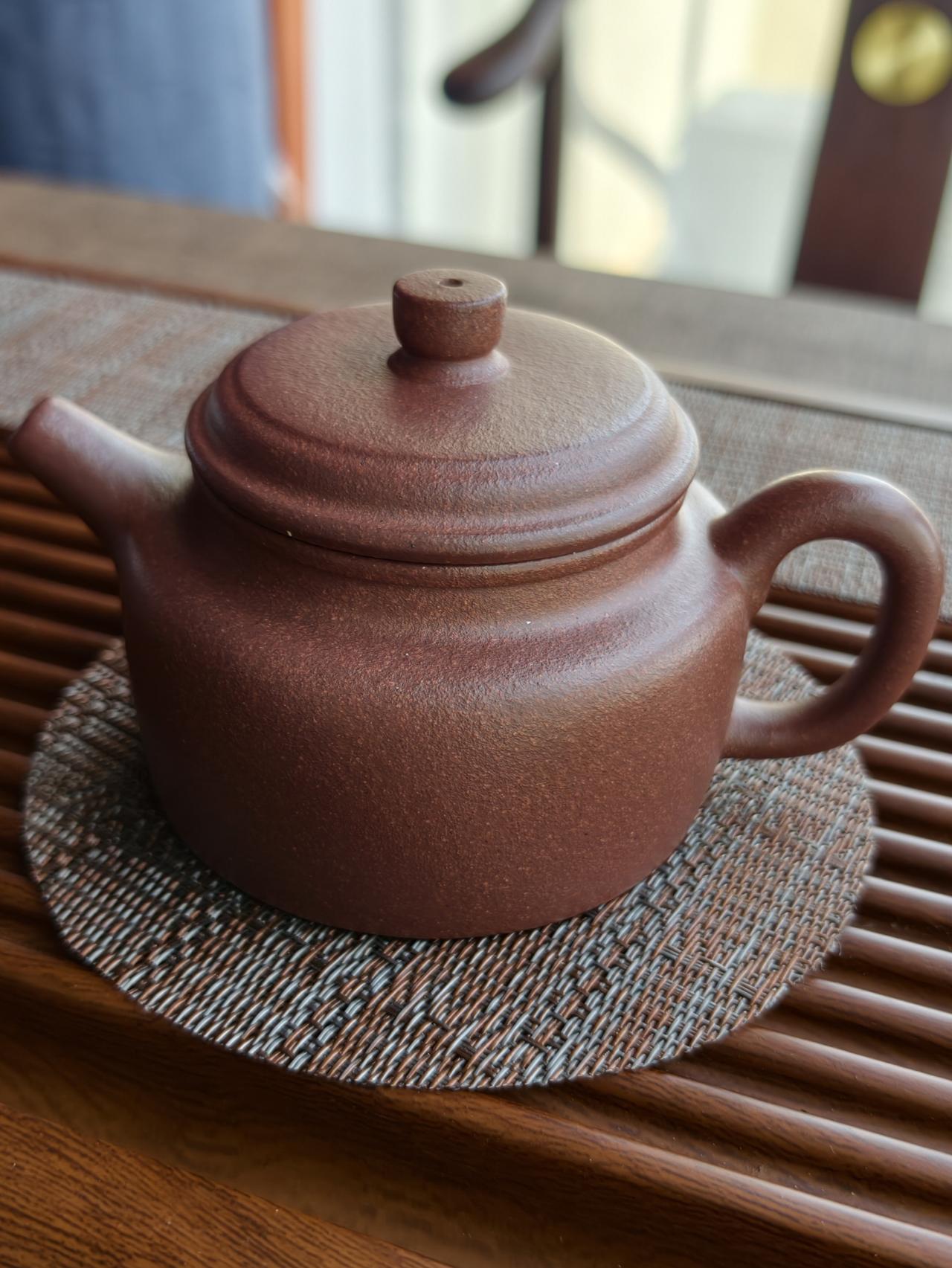 来来来，各位壶友高手们，看看这把壶是“底槽清”吗？价值几个馒头？紫砂壶
