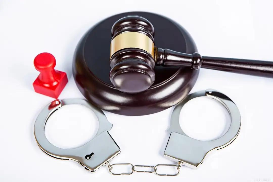 男子家中容留卖淫并提供吃住，每单抽10元共获利500余元，被判刑7个月。根据提