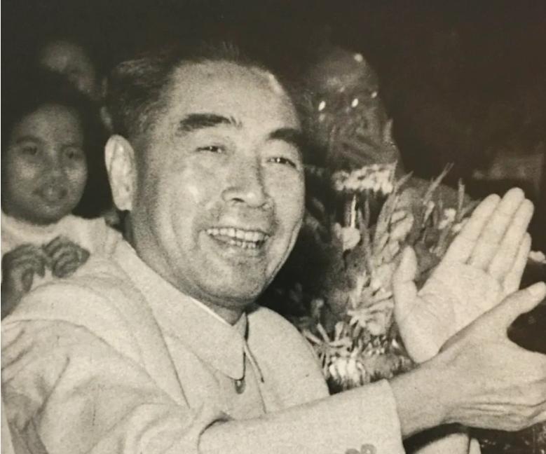 1959年，周恩来出差回来，兴冲冲地踏进西花厅的门，突然，他愣住了，皱起眉头大声