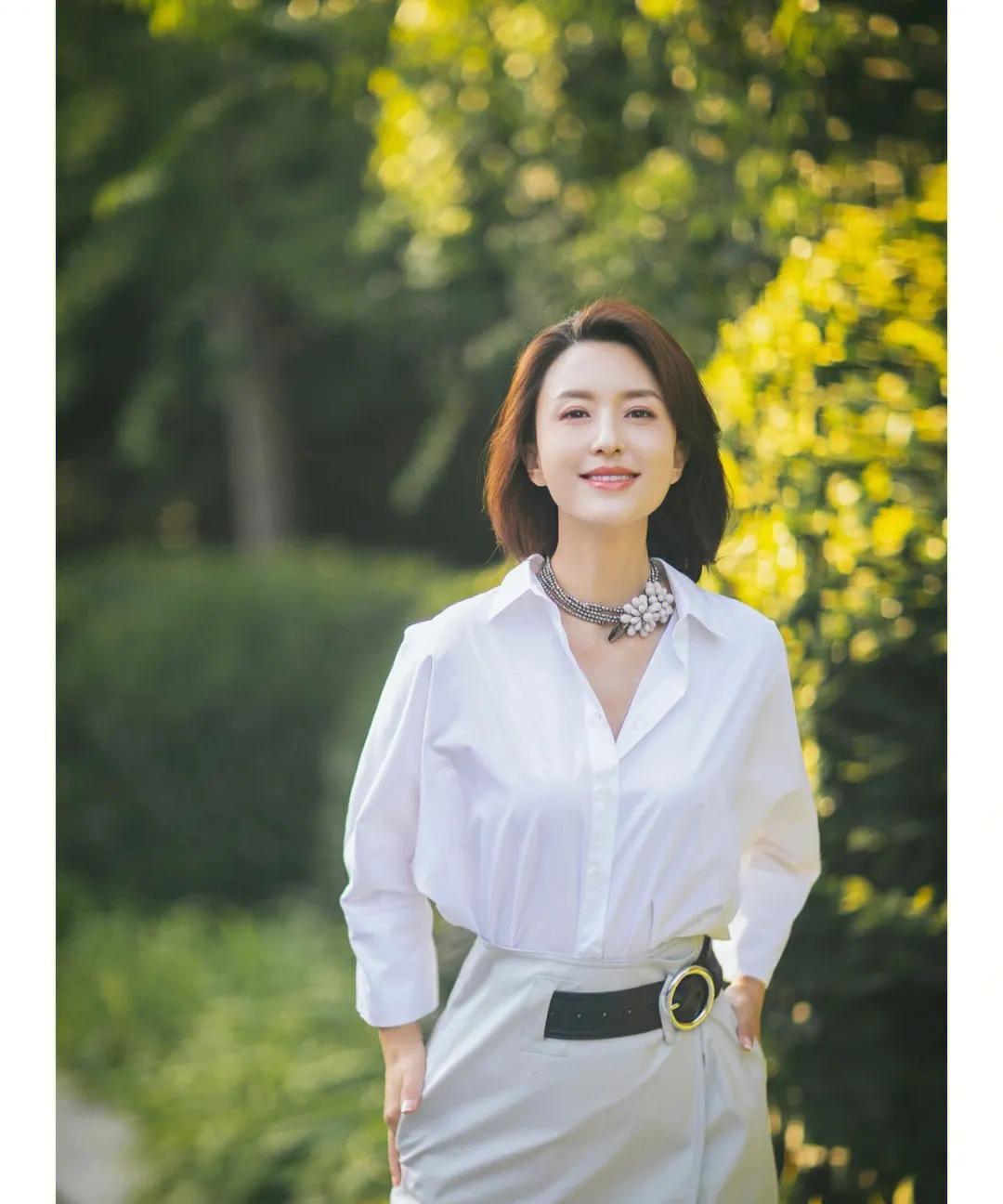 不愧是央视第一气质美女，穿上白衬衫也太知性优雅了，特别喜欢她这样不大不小的胸，穿