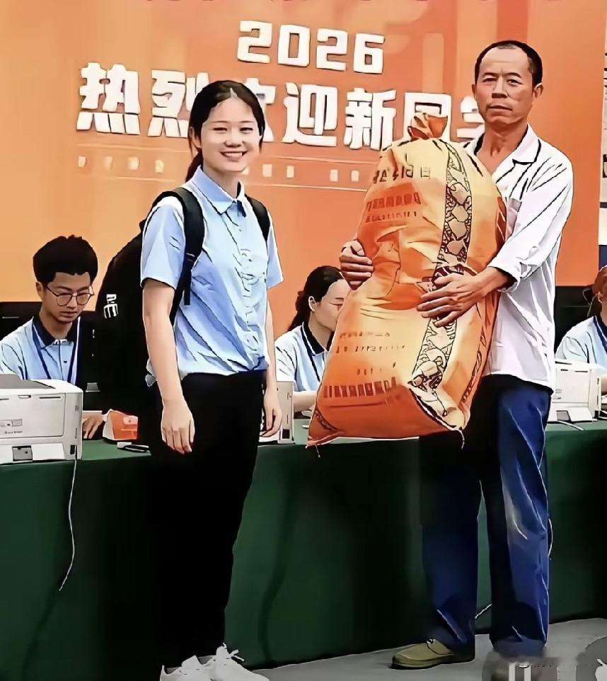 这位考入浙江大学的女孩，从她报到时脸上绽放的笑容就能知道，即便陪她来学校的父亲模