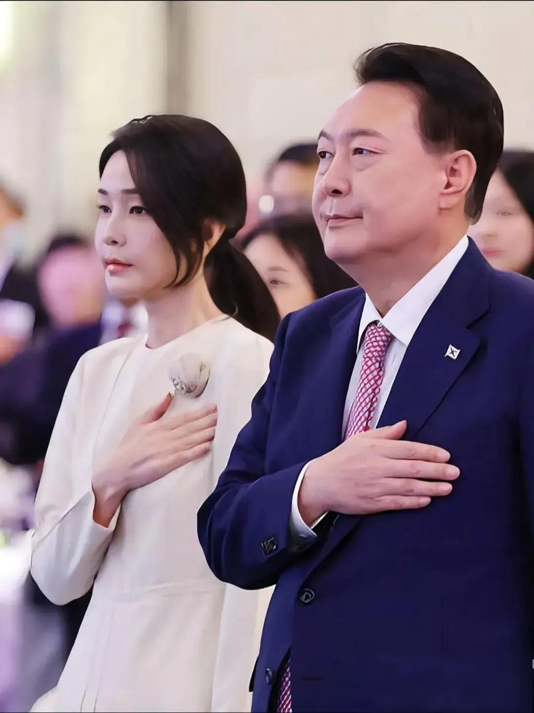 就在刚刚韩国又传来消息！7月30日，韩国政坛真炸锅了！调查前第一夫人