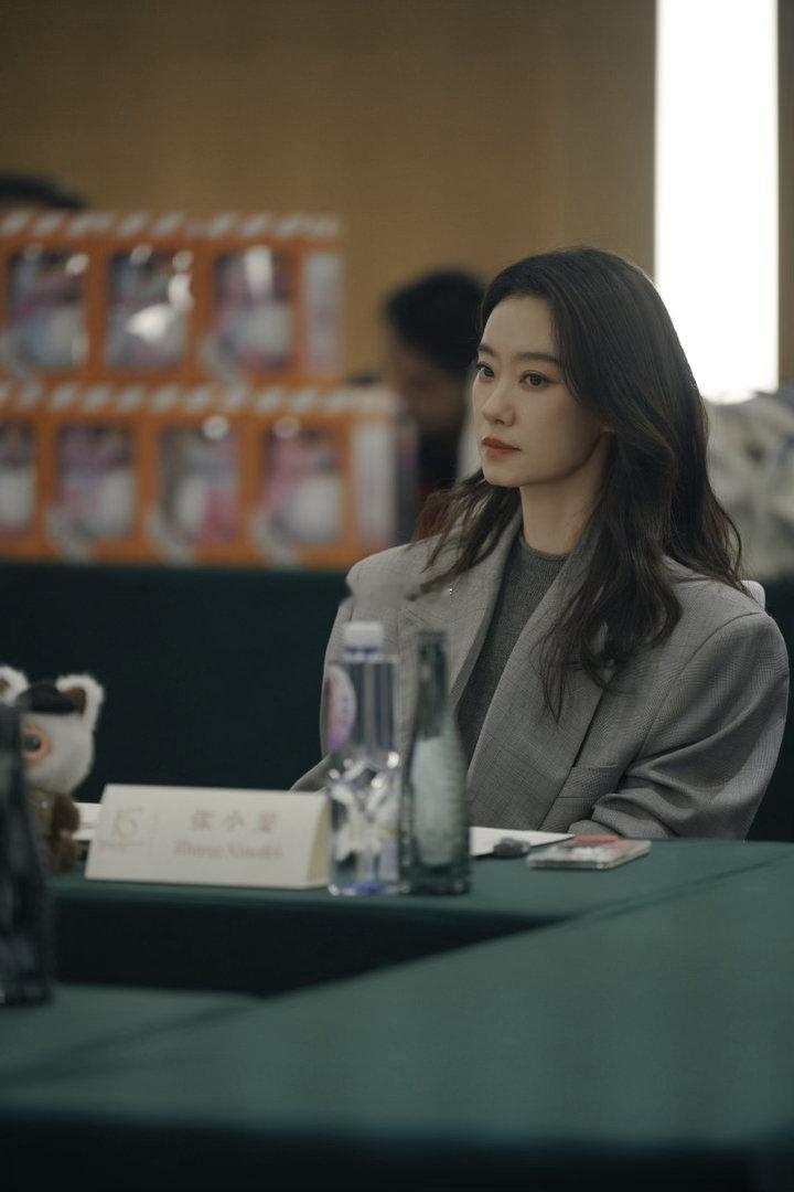 张小斐天坛奖评委首亮相天坛奖评委张小斐的造型太戳人！灰色西装套装利落干练，针织