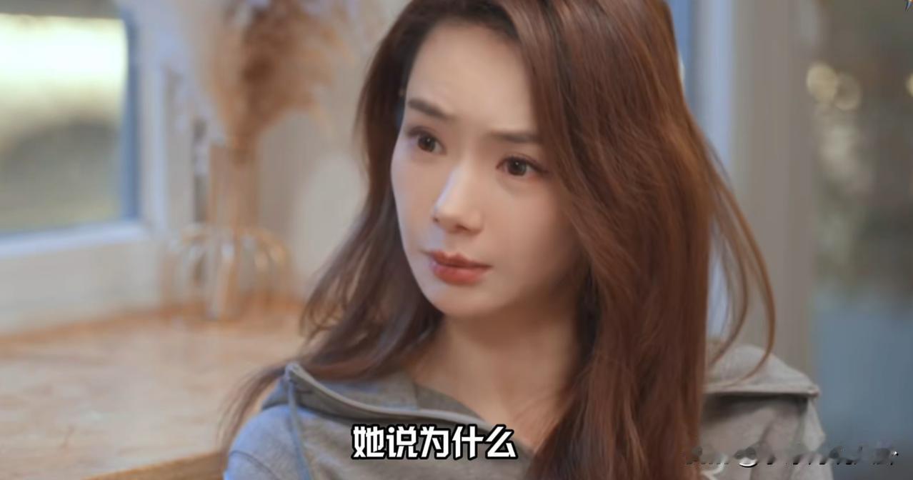 戚薇说：“我女儿本来小学的时候钢琴弹得很好，到了初中后她说她不想弹了，我也同意了