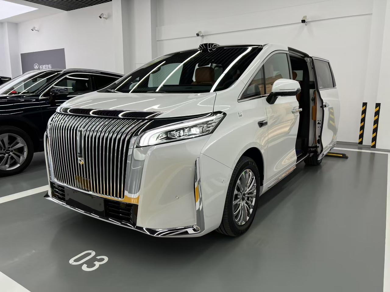 魏牌高山8这款MPV和一般的传统MPV那种圆润感的设计不太一样，造型更加的方正有