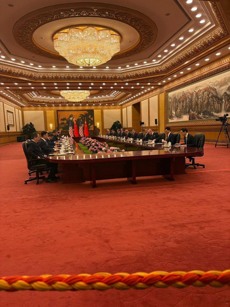 总统左侧：国Wu卿、国防部长、白宫副幕僚长右侧：大使、财长、贸易代表企业高管们没