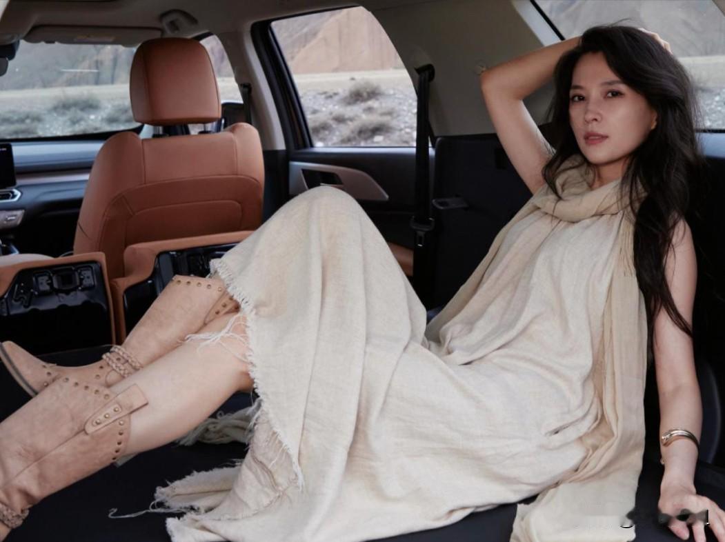 终于明白森林北为啥能“稳坐钓鱼台”了。不是她靠汪峰蹭热度，而是她根本不怕“