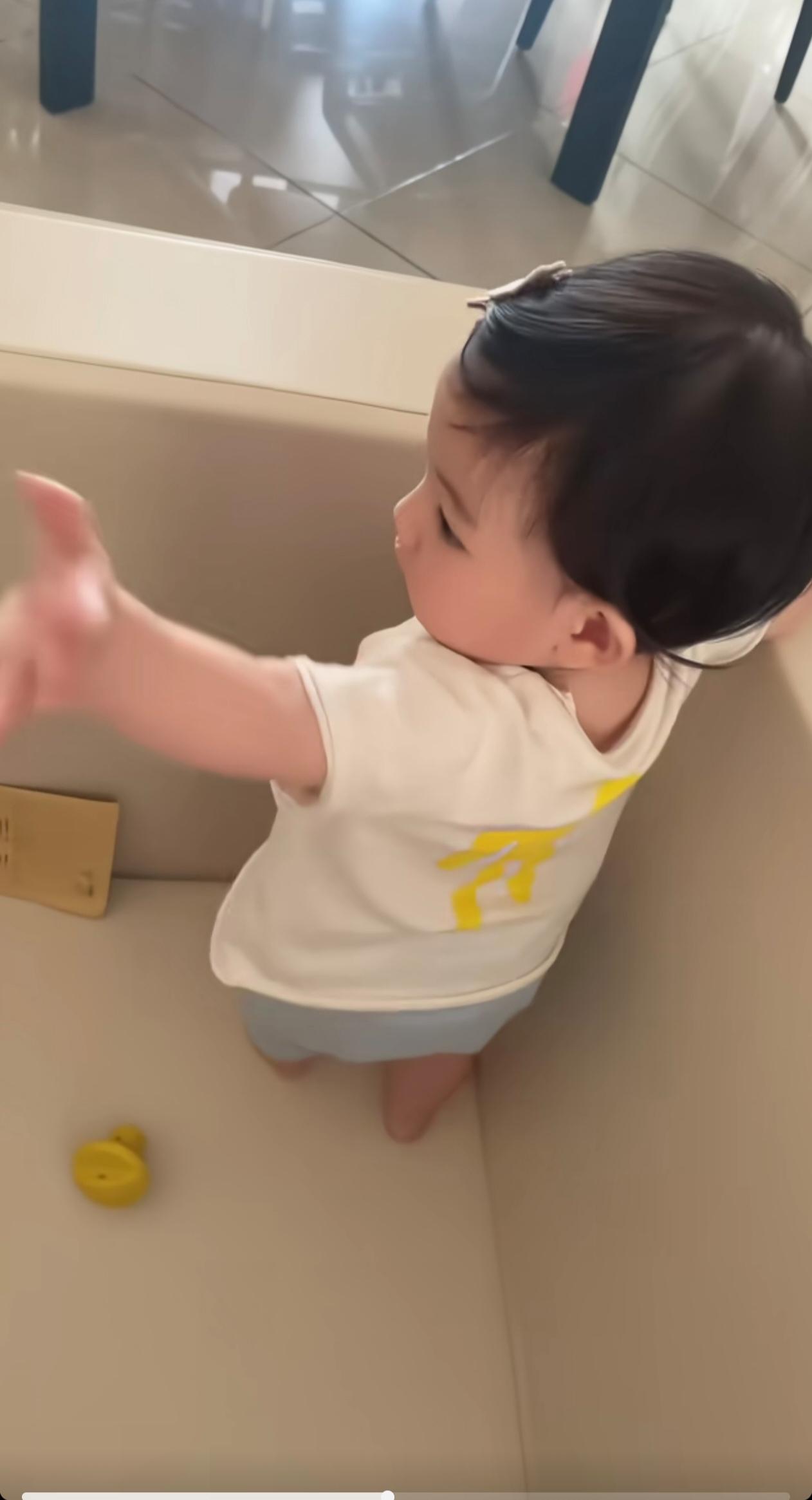 郭富城方媛家的第三个宝宝，光看侧脸就能感受到是绝世容颜！小小年纪鼻梁就很高，
