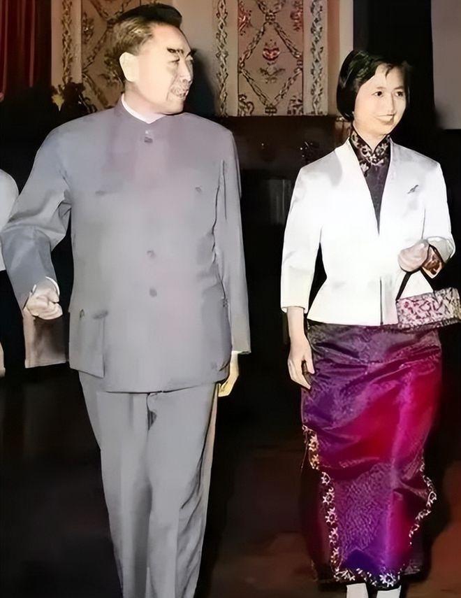 1962年周总理和张茜合影，张茜貌美如花，被誉为“第一外交夫人”“陈夫人今天的