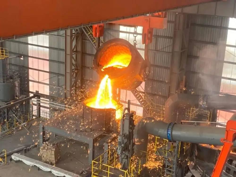2022年，一名25岁的瑞士电工失足掉进了一个720°C的熔炉，熔化的金属瞬间没