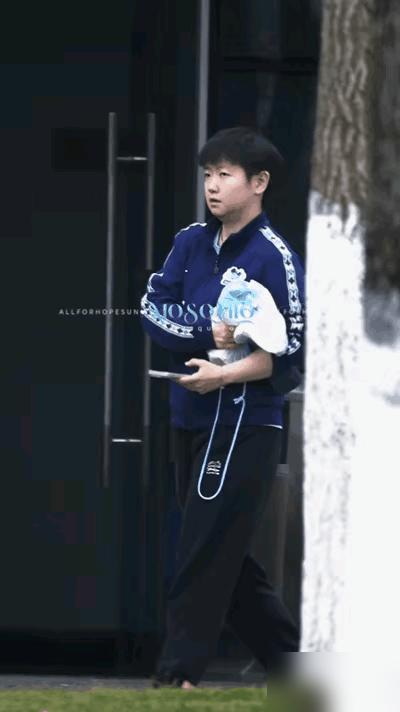 你以为孙颖莎真是铁打的吗？昨天成都封闭训练馆外，这个横扫乒坛的世界第一竟然累到嗓