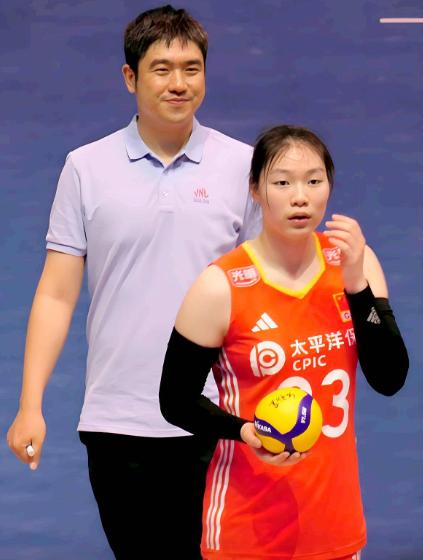 中国女排抽签揭晓，奥运资格争夺正式打响！新周期阵容迎来大洗牌：张籽萱曾被重点培养