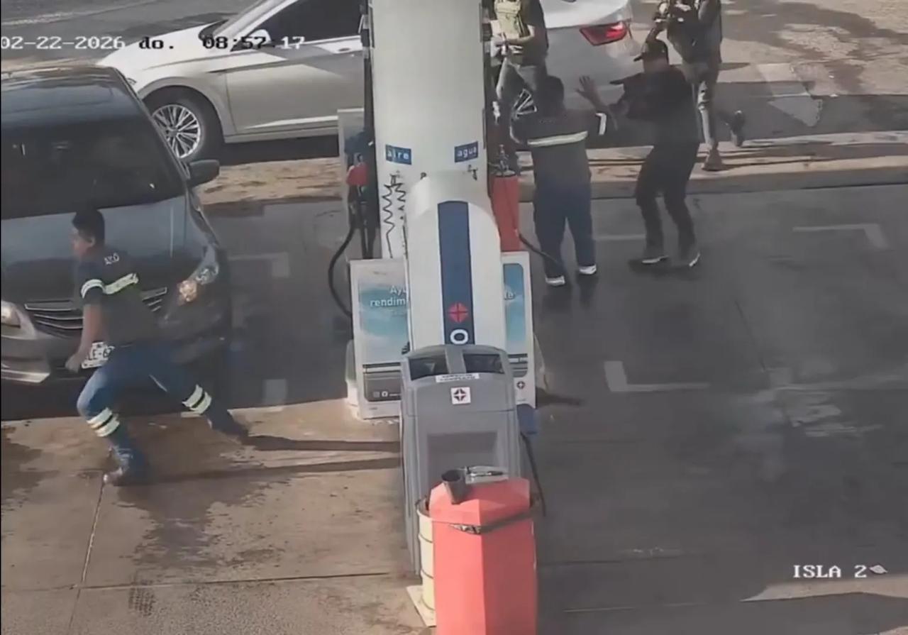 数名墨西哥哈利斯科新一代贩毒集团（CJNG）成员突然持枪闯到哈利斯科州瓜达拉哈拉