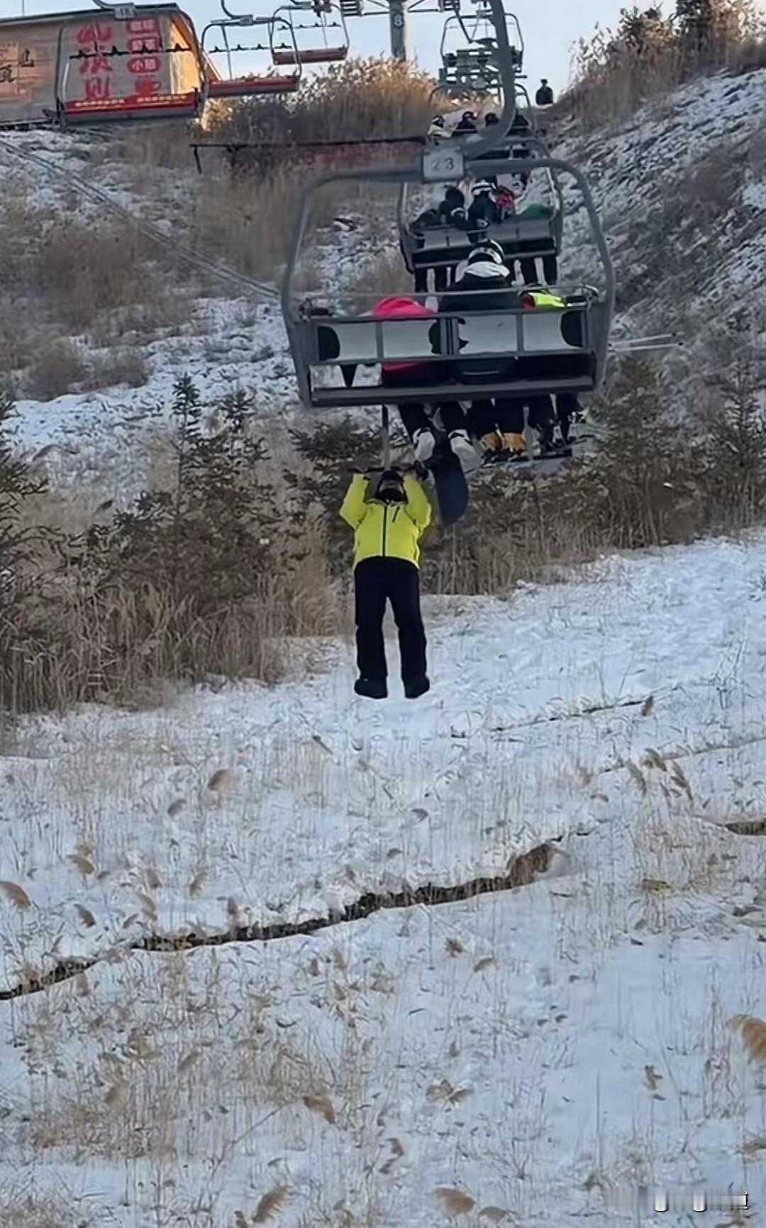 这不自找挨冻呢吗？1月17日下午4点，甘肃兰州皋兰县一大型国际滑雪场，因突然停