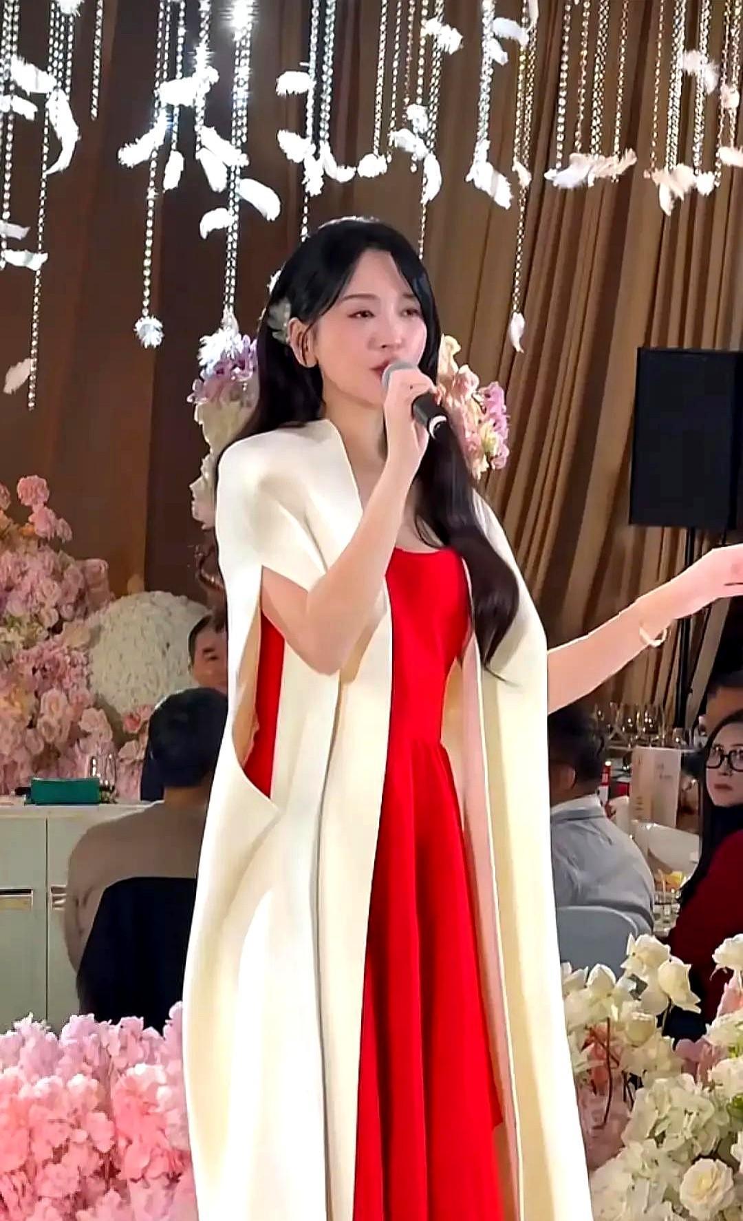 42岁金莎唱婚礼，三首歌35万。就在1月1日，江苏如皋一场婚礼上。她带着小男