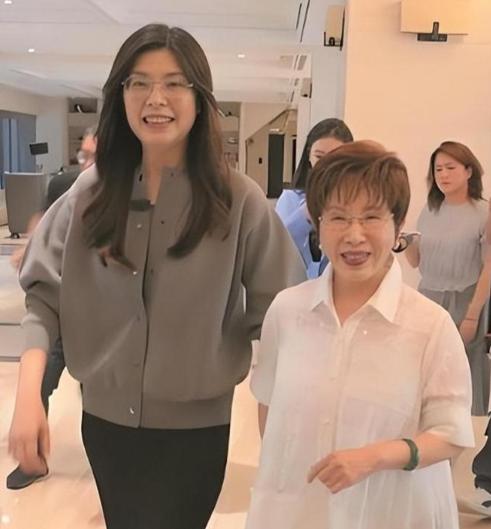 不查不知道，查了才明白！其实郑丽文和洪秀柱最大区别是：郑丽文上任后采取的是表面