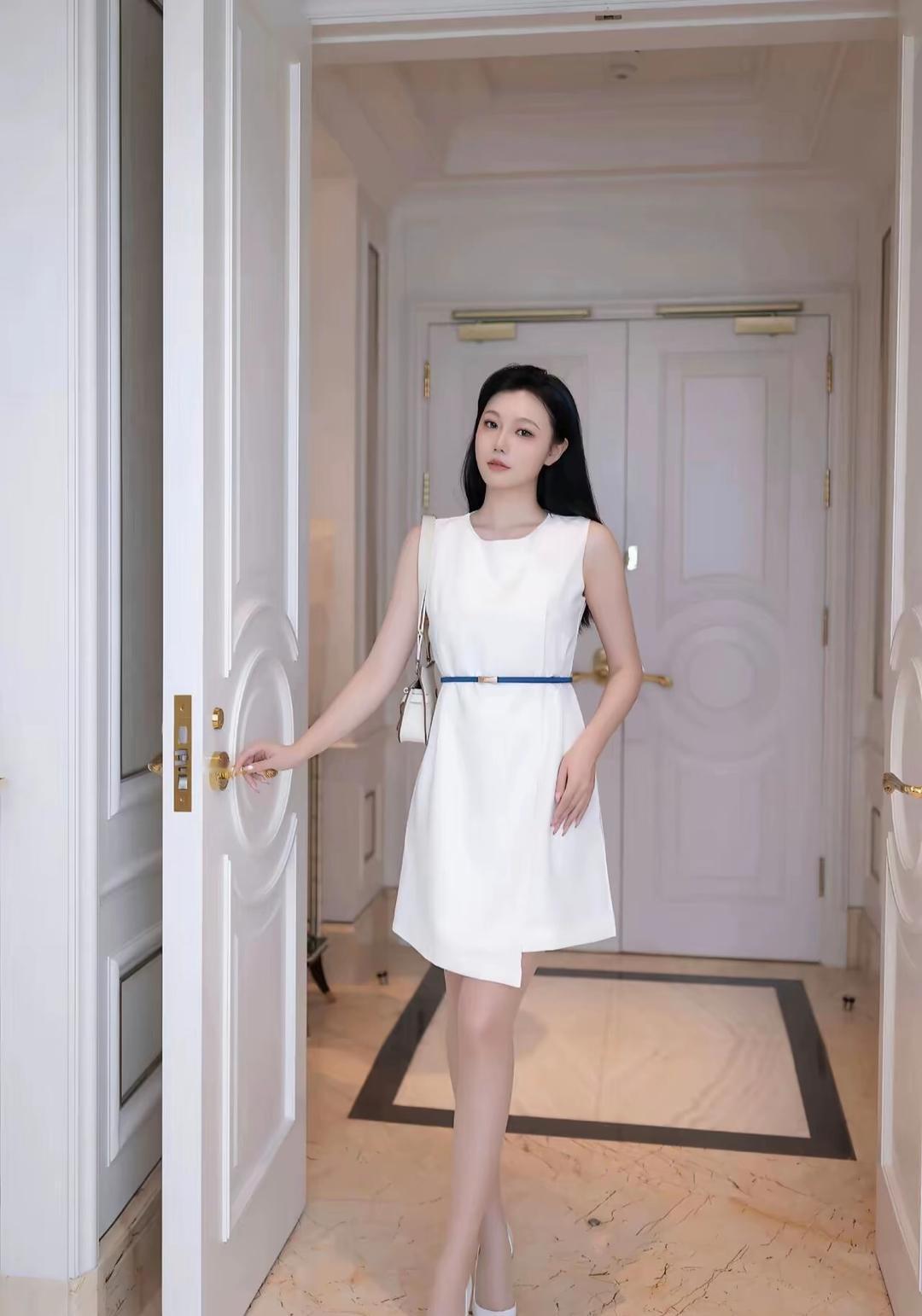 ✨画面整体氛围这组照片以轻奢酒店/公寓室内场景为背景，纯白与暖棕色调交织，营