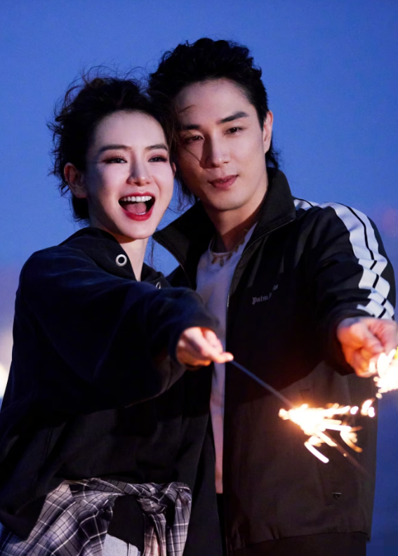 这下彻底出名了不仅观众知道，全国人民都知道了，戚薇和她老公那点儿事，瞒不住了。