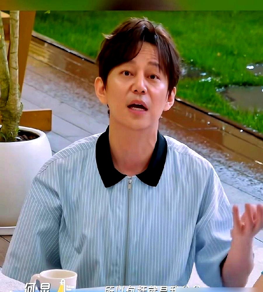 何炅活了大半辈子，才发现自己“天生不吃香菜”是个骗局。他一直以为全家人基因里都刻着排斥香菜。直到偶然
