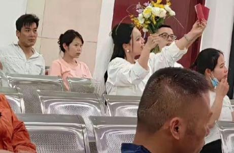 民政局离婚登记大厅偷拍！一位刚拿到离婚证就拍照晒图的美少妇不知道大家发现没有