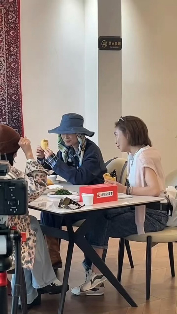 李宇春i人已沦为e人的玩具李宇春看辛芷蕾高叶倪妮卖萌内娱大型i人捕获现场！辛芷蕾
