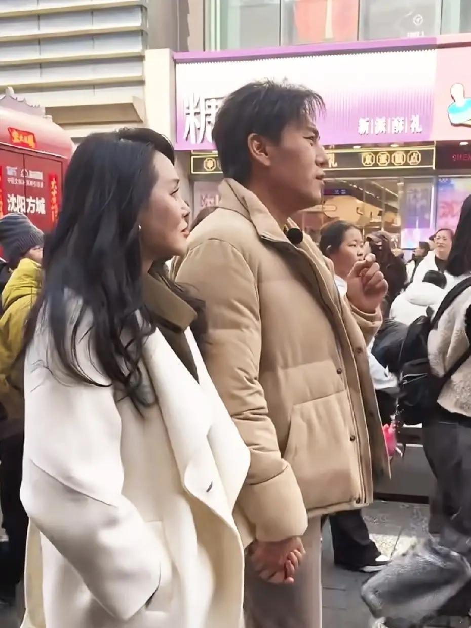 有网友在沈阳中街偶遇秦昊伊能静，这两口子好恩爱！伊能静今年上了春晚，和苏有朋合唱