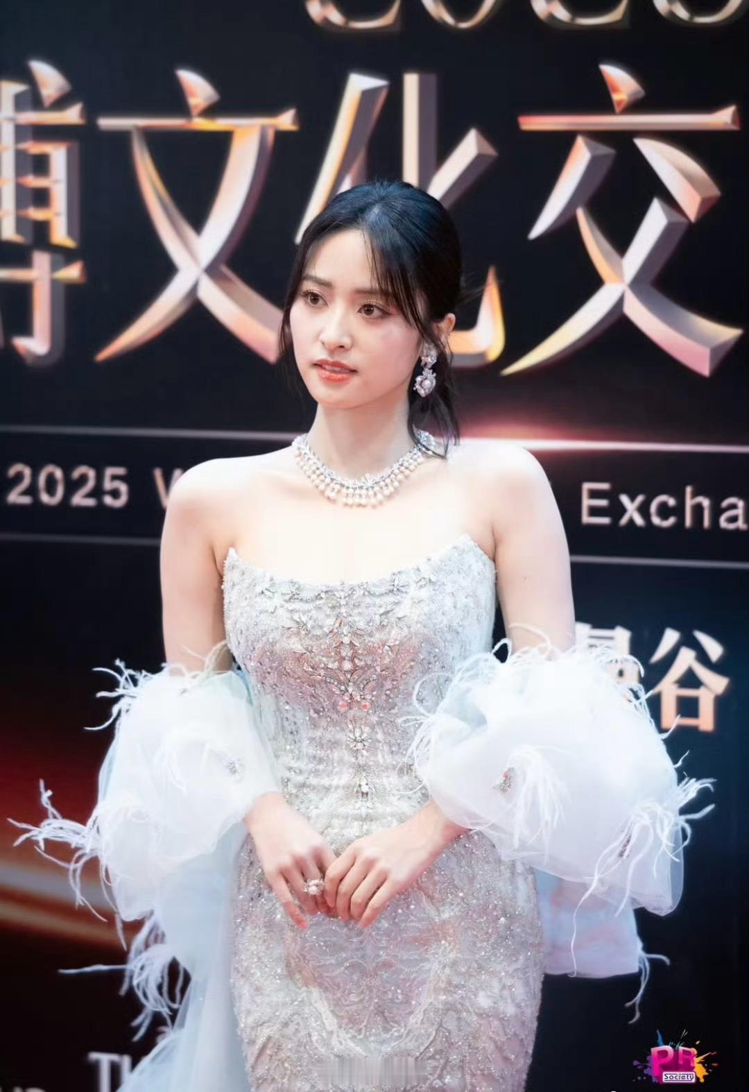 沈月泰国红毯今晚的月子是明艳大美人！！​​​