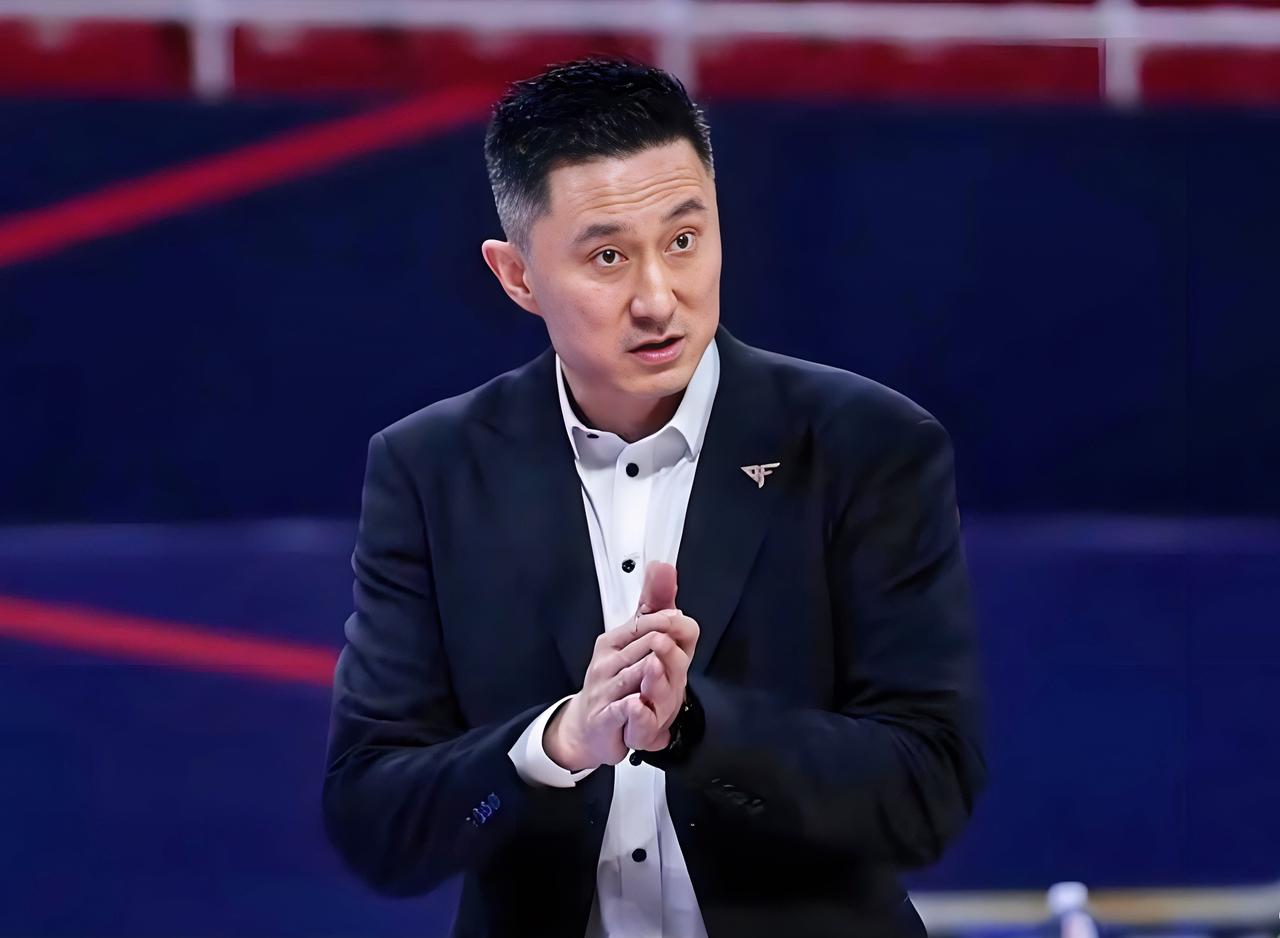 朱芳雨：杜指导，你就直接轮休胡明轩啦？？杜锋：我担心他上去再打不好得被喷退役了